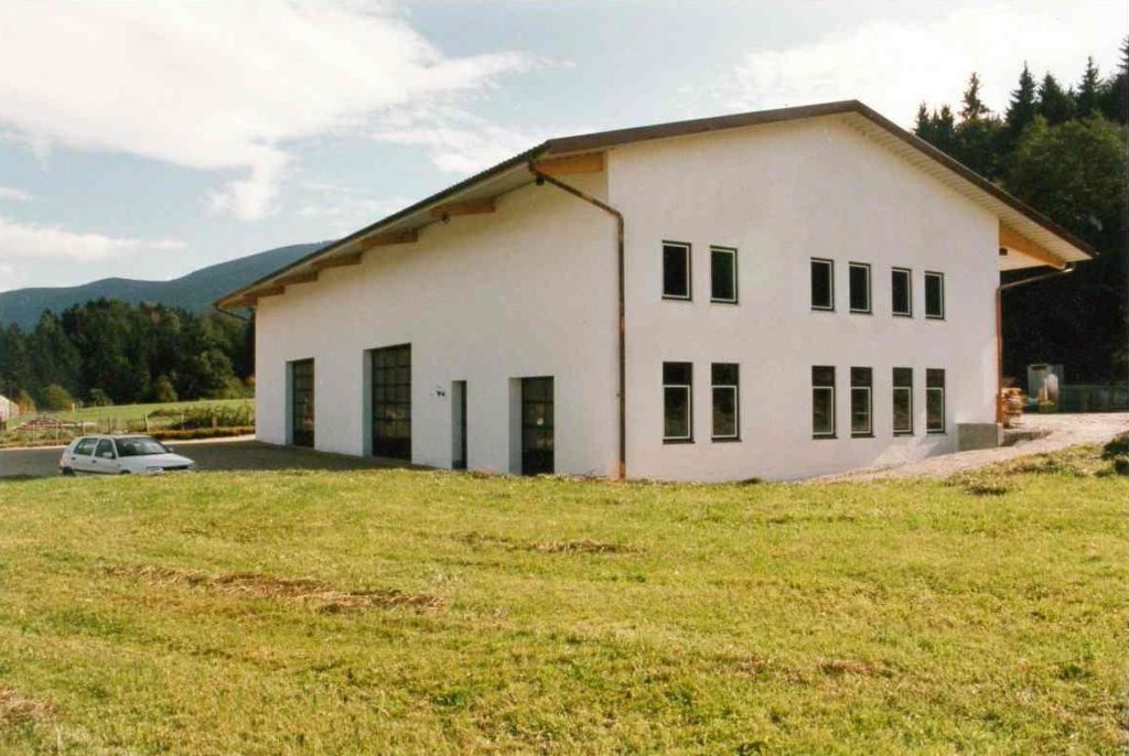 Neubau und Bezug der eigenen Lagerhalle in Neukirchen